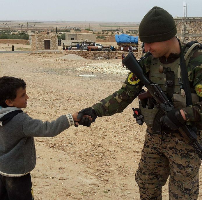 Devin bij de YPG in Syrië.