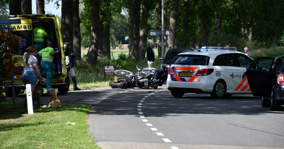 Fietser zwaargewond na botsing met motor in Den Ham, traumahelikopter ingezet.