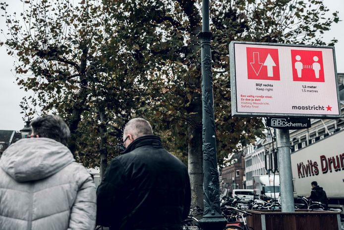 Elektronische borden in het centrum leggen de regels nog eens helder uit: vermijd drukte, draag een mondkapje, wandel rechts en respecteer anderhalve meter.