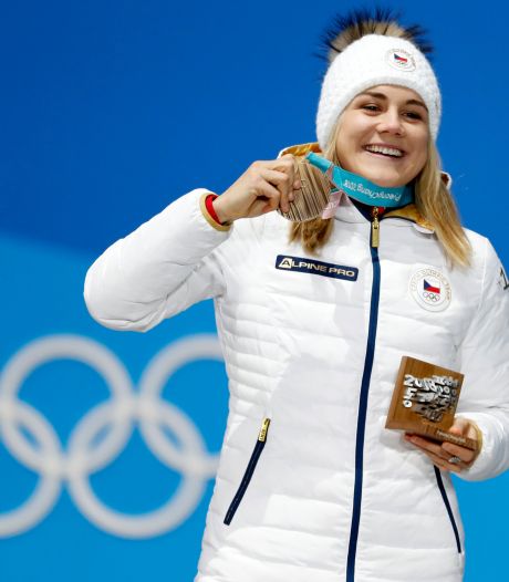 Karolína Erbanova pakt na WK-brons op de langebaan nu ook brons als ijshockeyster