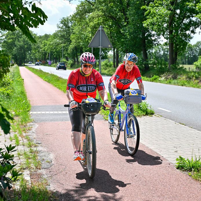 Pleuni Ernest doet mee met de Hoevense Fietsvierdaagse op een step. Haar man Arend Witvliet doet mee op de fiets.