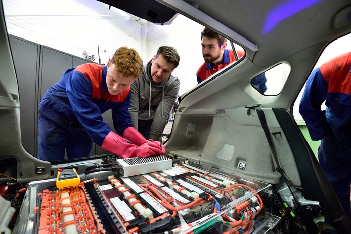 Opleiding autotechniek MBO-Rijnland breidt uit | Gouda | AD.nl