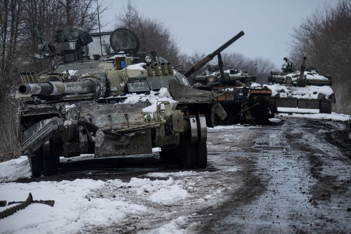 Vernielde Russische tanks in de Oekraïense sneeuw