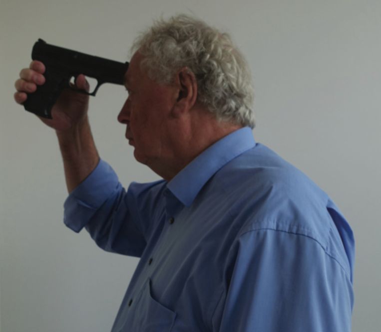 Peter J. van Koppen demonstreert de schietpositie van Christen Van Bourgogne. Beeld rv