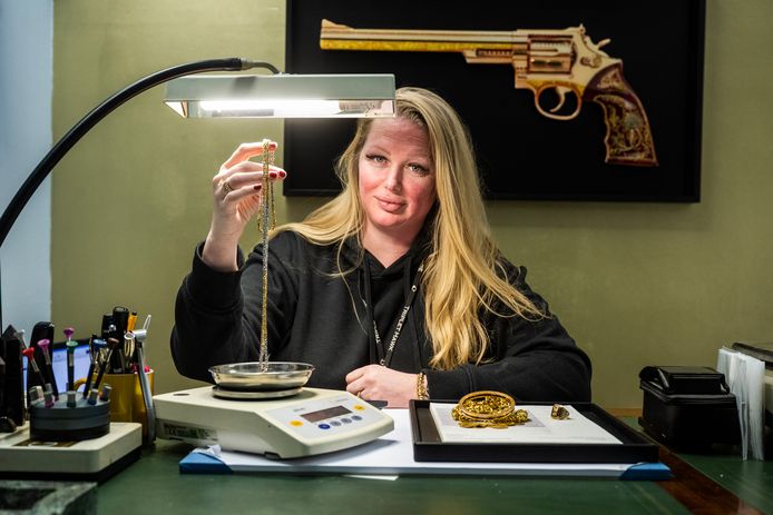 De prijs van goud is gestegen en dat merkt Daphne Roes van Maxgoud. Er komen nu dagelijks veel meer mensen hun geld inleveren dan voorheen.