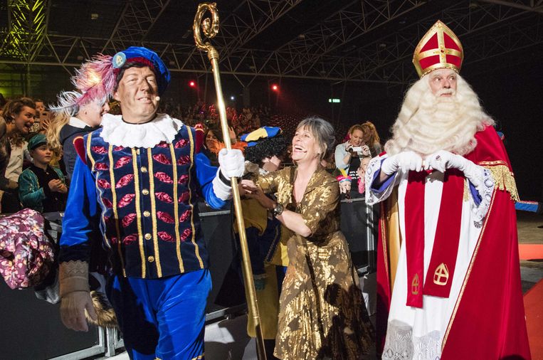 Sinterklaas en Zwarte Piet tijdens een kinderfeest in de Jaarbeurs in Utrecht. Beeld Piroscka van de Wouw, ANP
