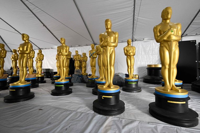 Grote Oscarbeelden staan klaar voor de uitreiking in Hollywood. Beeld AFP