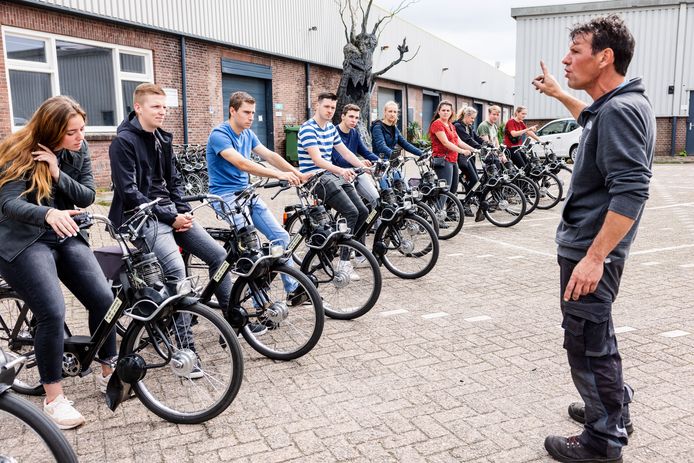 Eigenaar Paul geeft uitleg voordat de groep op de Solex de weg op mag.