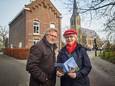 Frans en Carla Heeren uit Lithoijen met het wandelboekje