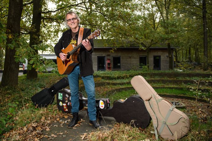 Frank Meijer test de akoestiek in de kampvuurkuil aan de Vikkerhoekweg.