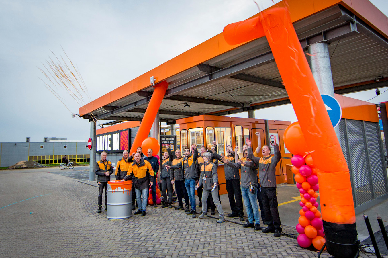 Hornbach Wateringen opent drivein ‘Tijd is geld, zeker bij die jongens’ Foto AD.nl