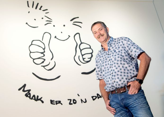 Hans Wossink in de hal van SBO Diekmaat, waar ‘Maak er zo’n dag van!’ sinds jaren als motto de muur siert.