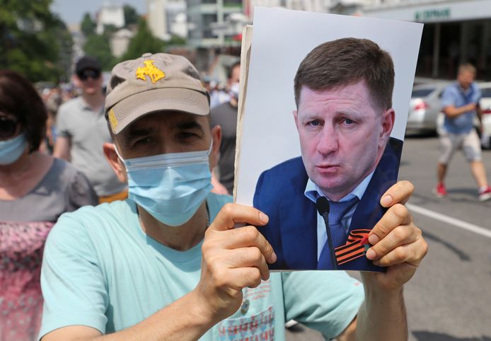 De afgelopen weken kwamen tienduizenden mensen op straat om hun steun te uiten voor de gearresteerde gouverneur van Chabarovsk, Sergej Foergal (rechts in beeld).