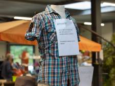 Knipterreur in kringloopwinkels: mensen nemen niet de kleding, maar alleen de logo's mee
