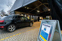 Mobiel stemmen voor de gemeenteraadsverkiezingen bij Motel Vught in een mobiele tent.
