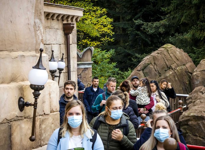 Bezoekers in de Efteling met mondkapje