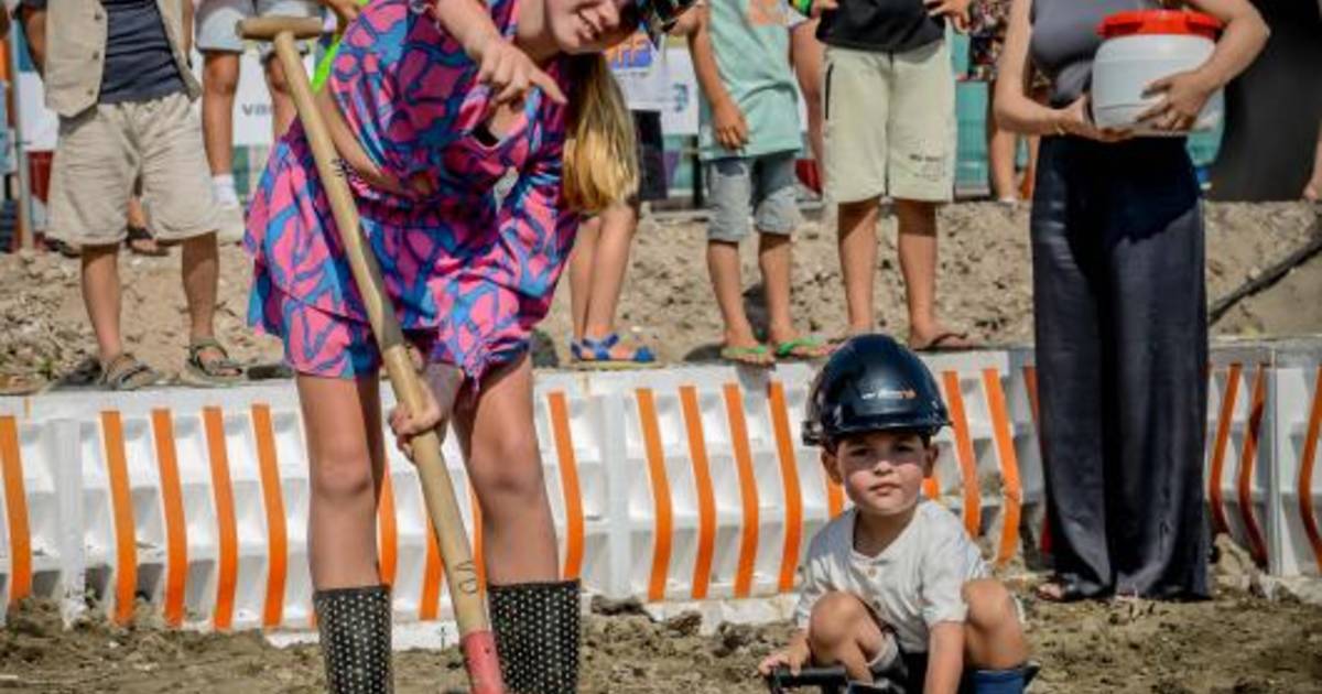 Leerlingen begraven tijdscapsules met brieven en tekeningen op plek van nieuwe school | Molenlanden