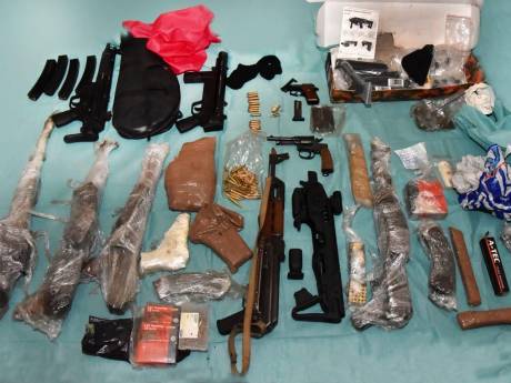 Operatie Alfa: zware vuurwapens gevonden in verborgen ruimte in busje bij bedrijf in Oss