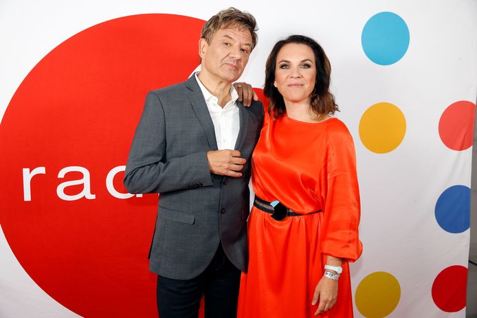 Bart Peeters en Siska Schoeters presenteren de show.