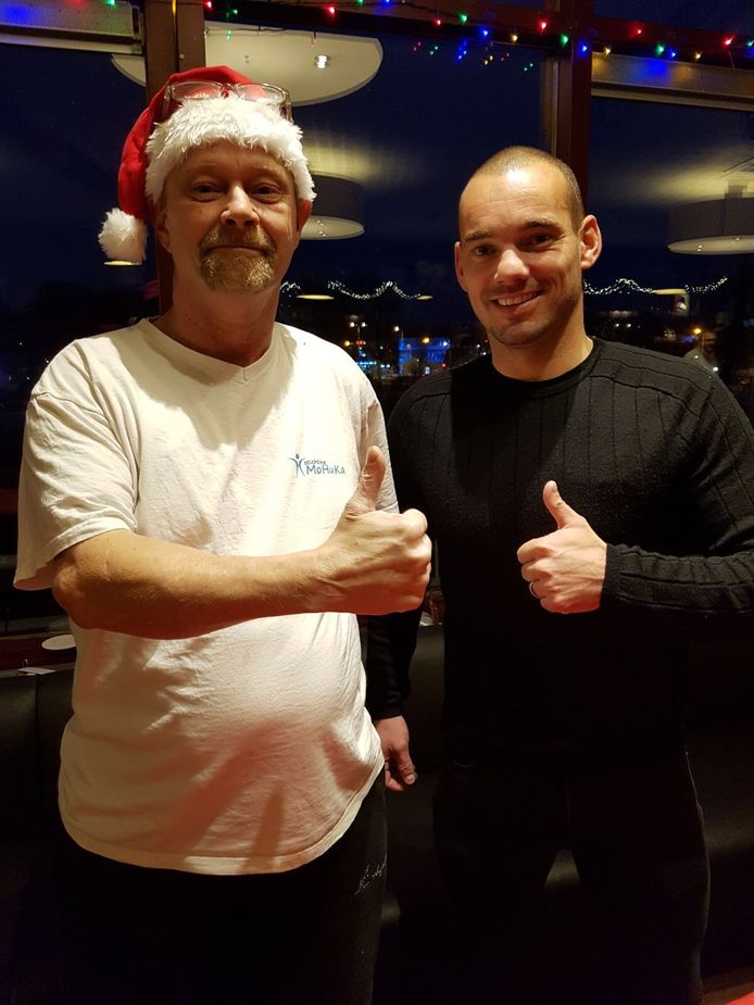 Wesley Sneijder deelde kerstpakketten uit in Ondiep aan deelnemers en vrijwilligers van de Voedselbank. Hij nam daarna nog flink de tijd om op de foto te gaan met onder anderen chauffeur Ronald.