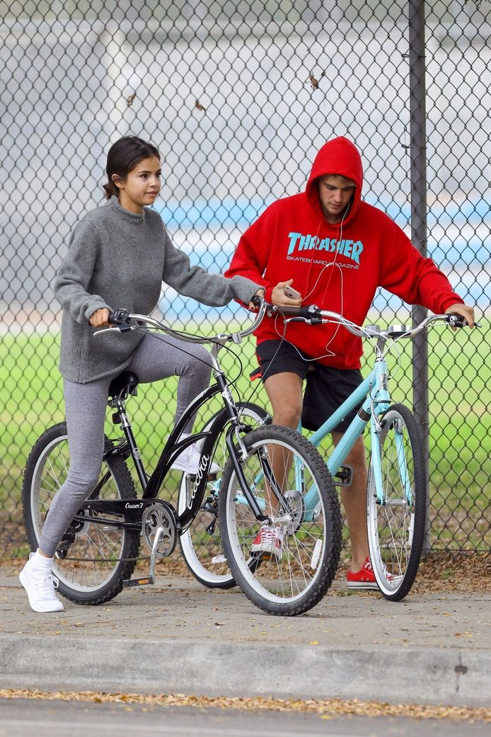 Selena en Justin, samen op de fiets