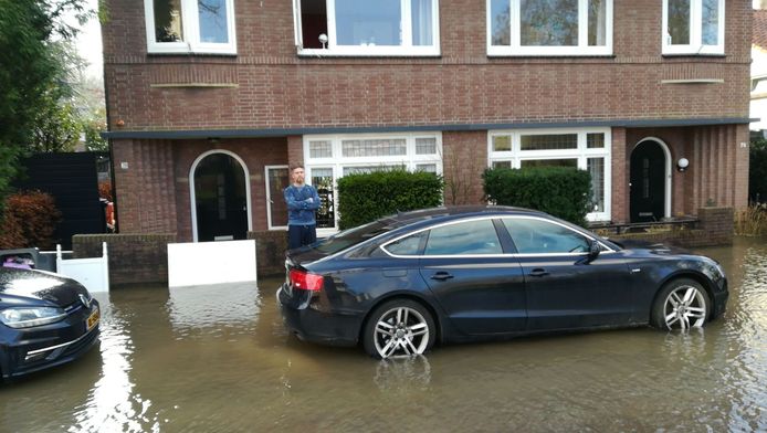 Het water in de Koningin Emmastraat staat behoorlijk hoog.