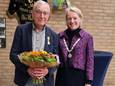 Burgemeester Erica van Lente spelde het lintje op bij Marinus Kremer.