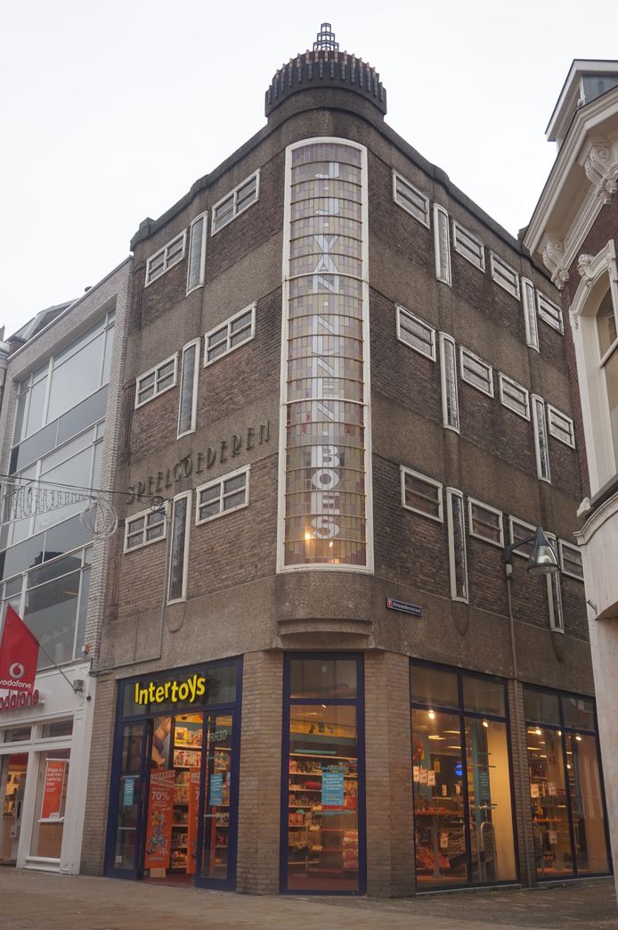 cafe Marxistisch Nest Intertoys vertrekt: Heuvelstraat-hoekpand was bijna eeuw lang een  speelgoedzaak | Stadsgezicht Tilburg | bd.nl