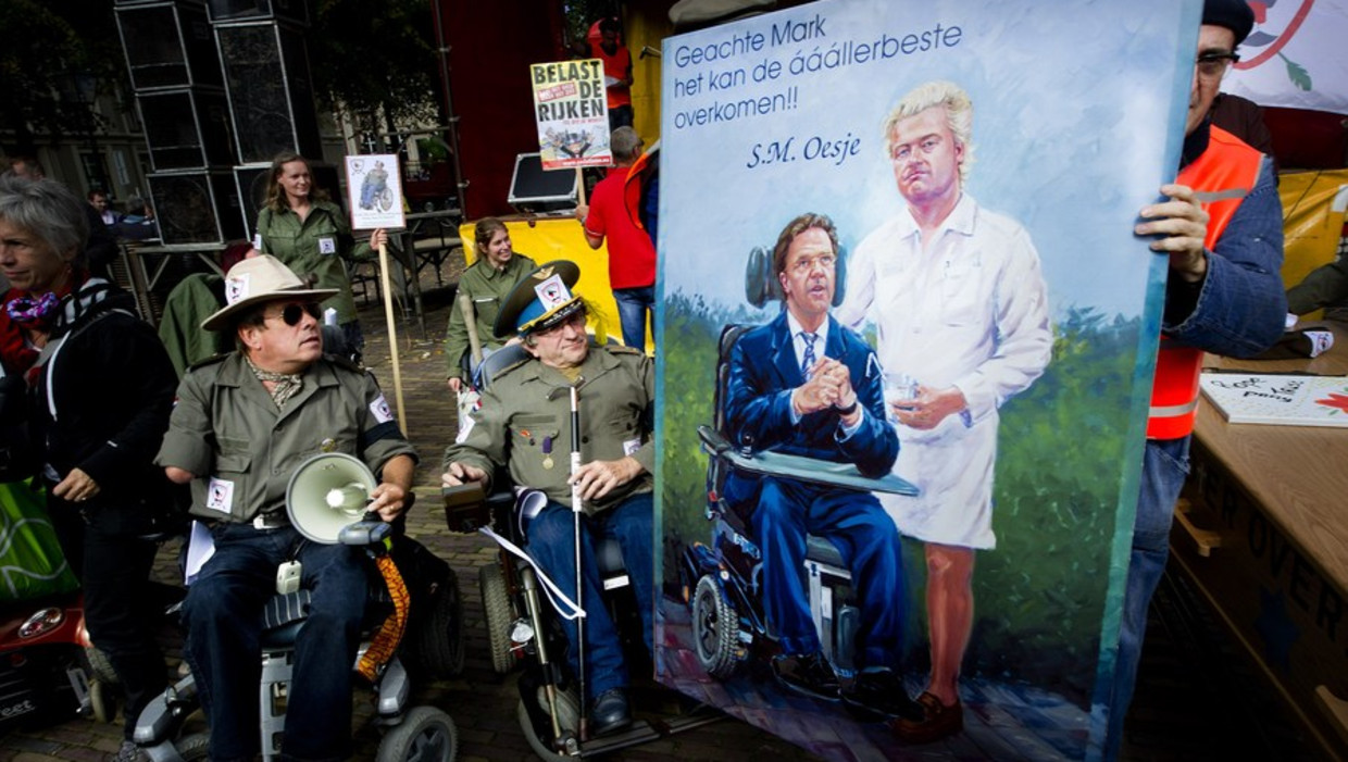 Gehandicapten demonstreren tegen de bezuinigingen op het persoonsgebonden budget. Zorgden mensen voorheen voor elkaar, met het pgb wilde de staat dit institutionaliseren. Beeld anp