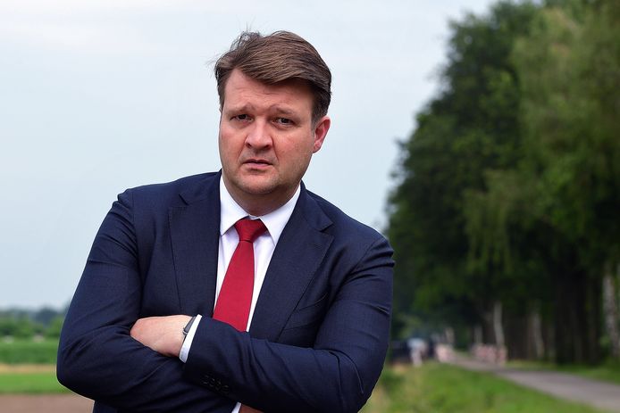 Burgemeester Han van Midden, burgemeester van gemeente Roosendaal, is de vuurwerkellende beu.