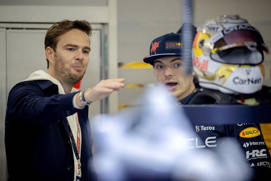 Giedo van der Garde kwam een kijkje nemen in de pitbox van Max Verstappen.