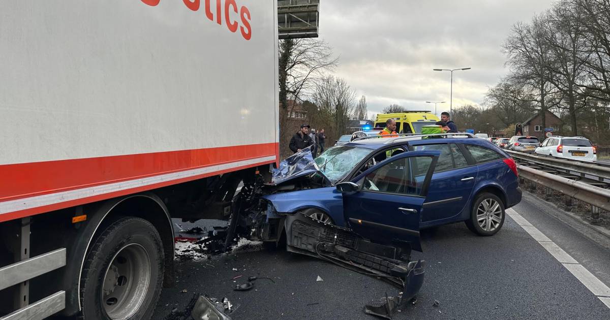 Verkeersdrukte op N65 door ongeluk: vrachtwagen dacht dat viaduct te laag was en stopte.