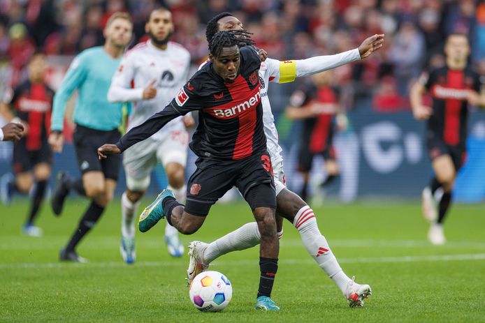 Jeremy Frimpong names Bayer Leverkusen in a duel with Sheraldo Becker.