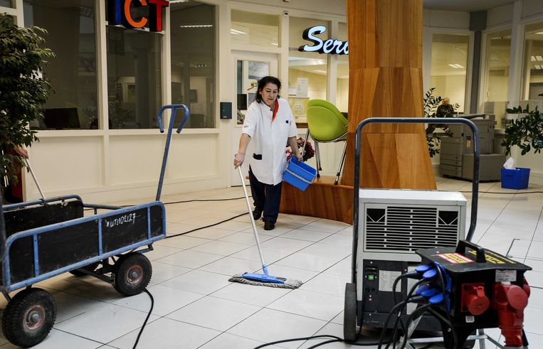 Schoonmakers aan het werk in het Amsterdam UMC locatie VU Medisch Centrum. Beeld ANP