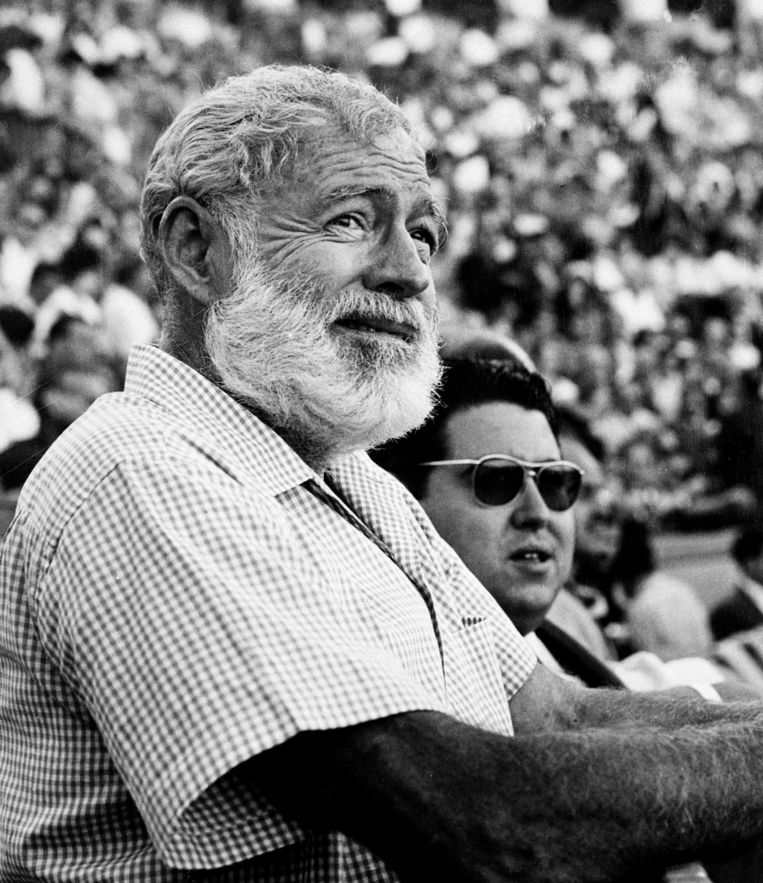Ernest Hemingway in de jaren zestig als toeschouwer bij een stierengevecht in het Spaanse Madrid.
 Beeld AP