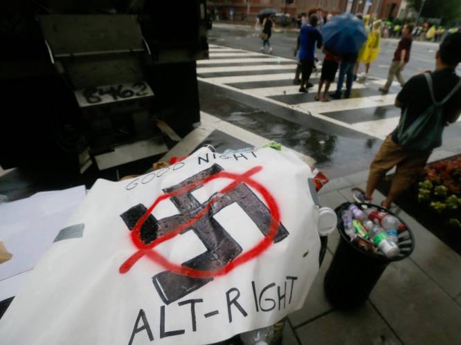"Keer terug naar huis, nazi's": groepje rechts-extremisten die Charlottesville herdenken botst op duizenden tegenbetogers
