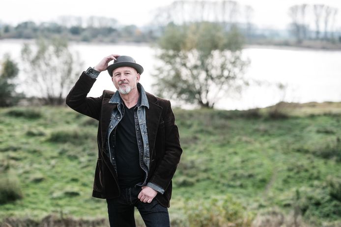 Zanger Eric Devries bij de over van de Rijn op de Spijksedijk in Spijk.