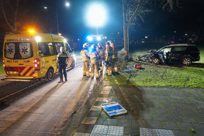 Automobilist bevrijd uit beknelde positie na botsing tegen boom in Oss.