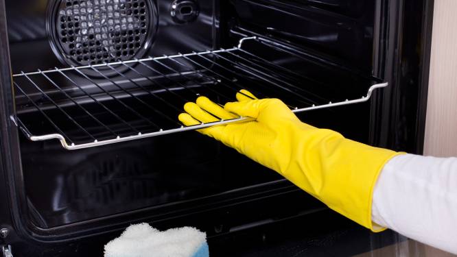Zo maak je je oven weer blinkend schoon