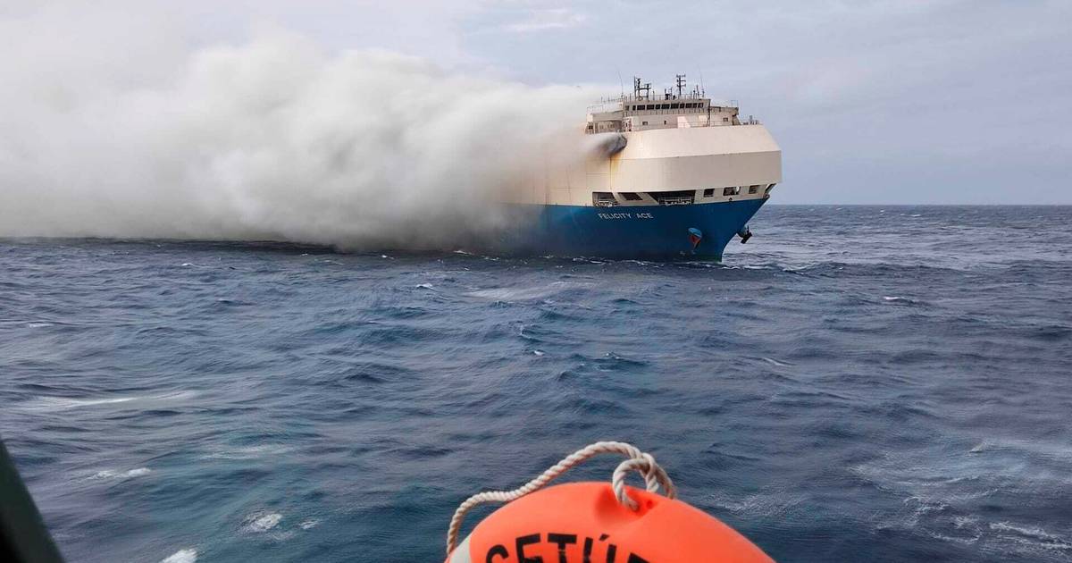 Burning freighter sinks with almost 400 million euros worth of cars