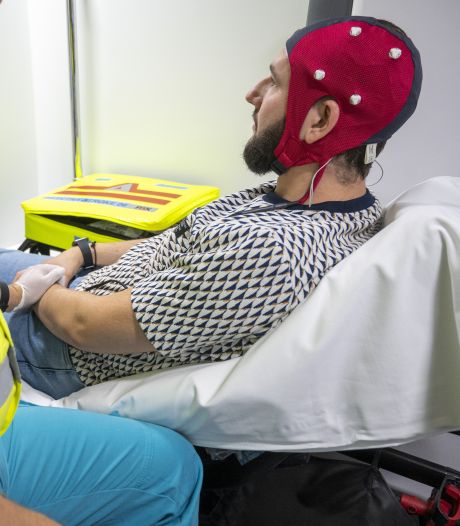 ‘Badmuts’ helpt in de ambulance groot herseninfarct op te sporen: ‘Patiënt krijgt sneller juiste zorg’
