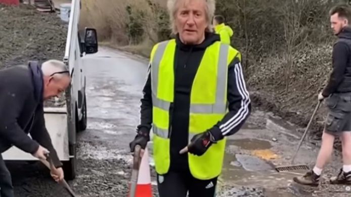 Rod Stewart en een aantal vrienden besloten zelf de gaten in de weg rond zijn huis op te vullen. Deze zogeheten 'potholes' zijn een groot probleem in Engeland, niet alleen voor Ferrari's.