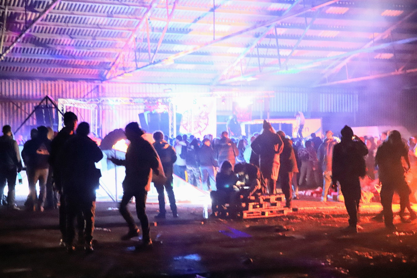 Drie arrestaties na grote en lange illegale raveparty in Gelders dorpje ...