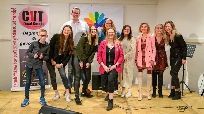 HUMMELO Zangeres Sandra Vriese (midden) trad recent op met een keur aan regionale talenten. Clay,  Lizzy, Lisanne, Mandy, Marjolijn, Tim, Marleen,  Bernadette en Djaimy lieten veelal voor het eerst op het podium hun kunnen zien en horen. FotoPeter van Amersfoort