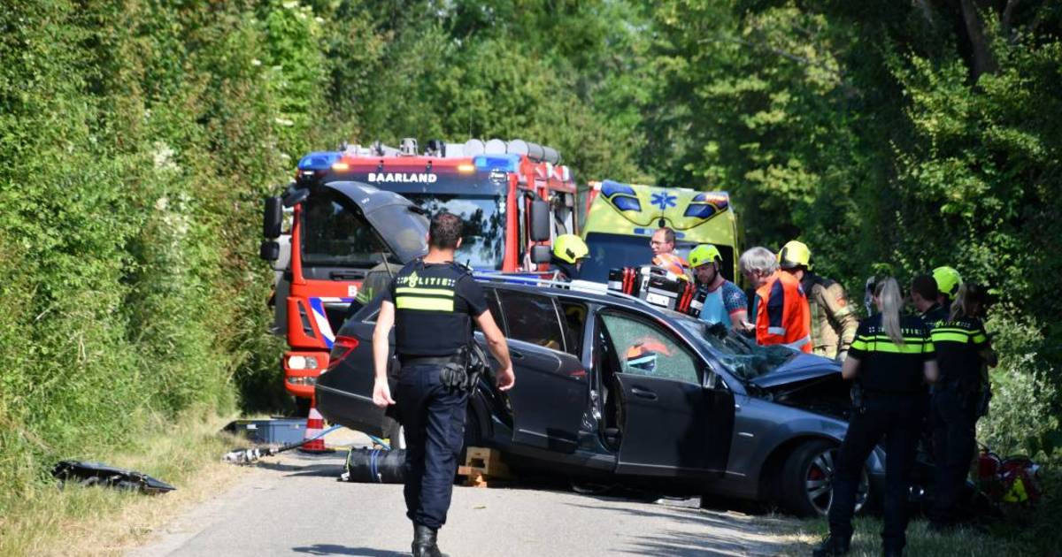 Bestuurder zwaargewond na frontale botsing tegen boom bij Oudelande.