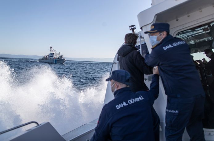 De Turkse kustwacht waarschuwt een schip van de Griekse kustwacht dat in Turkse wateren vaart.