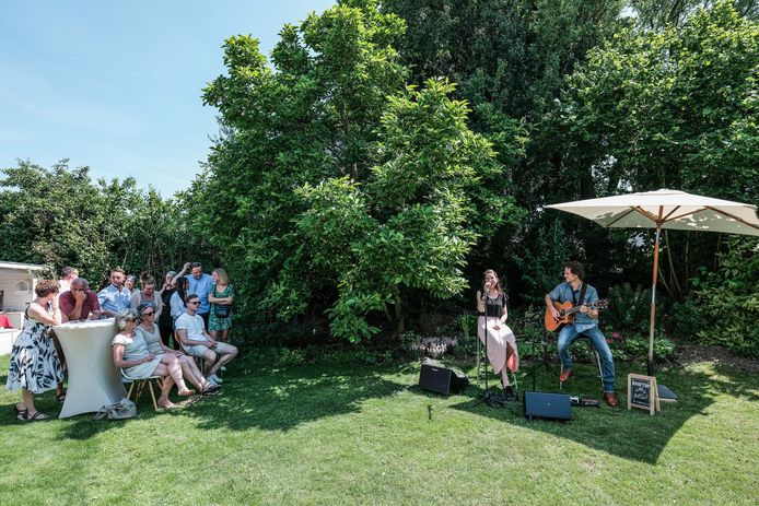 Luisteren naar muziek van Rooftop in de zonnige tuin van burgemeester Arend van Hout en zijn vrouw Corine. Foto: Jan Ruland van den Brink