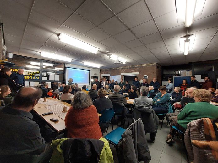 Wijkcentrum Papenhofke was maandagavond te klein voor een buurtoverleg na de schietpartij van drie weken geleden. De burgemeester riep op tot samenwerking.