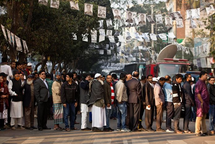 Mensen staan in de rij om hun stem uit te brengen in Dhaka, Bangladesh.