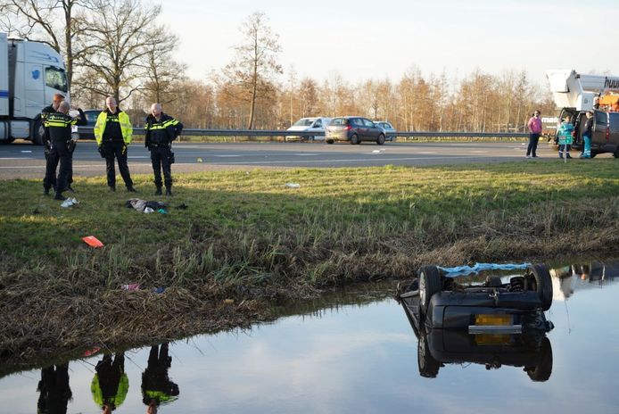 Bij een ongeval op de A28 bij de Lichtmis is een auto te water geraakt. Een persoon raakte bij het ongeluk gewond.